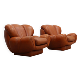 Paire de grands fauteuils lounge en cuir organique italien des années 1970 en forme de coquillage.