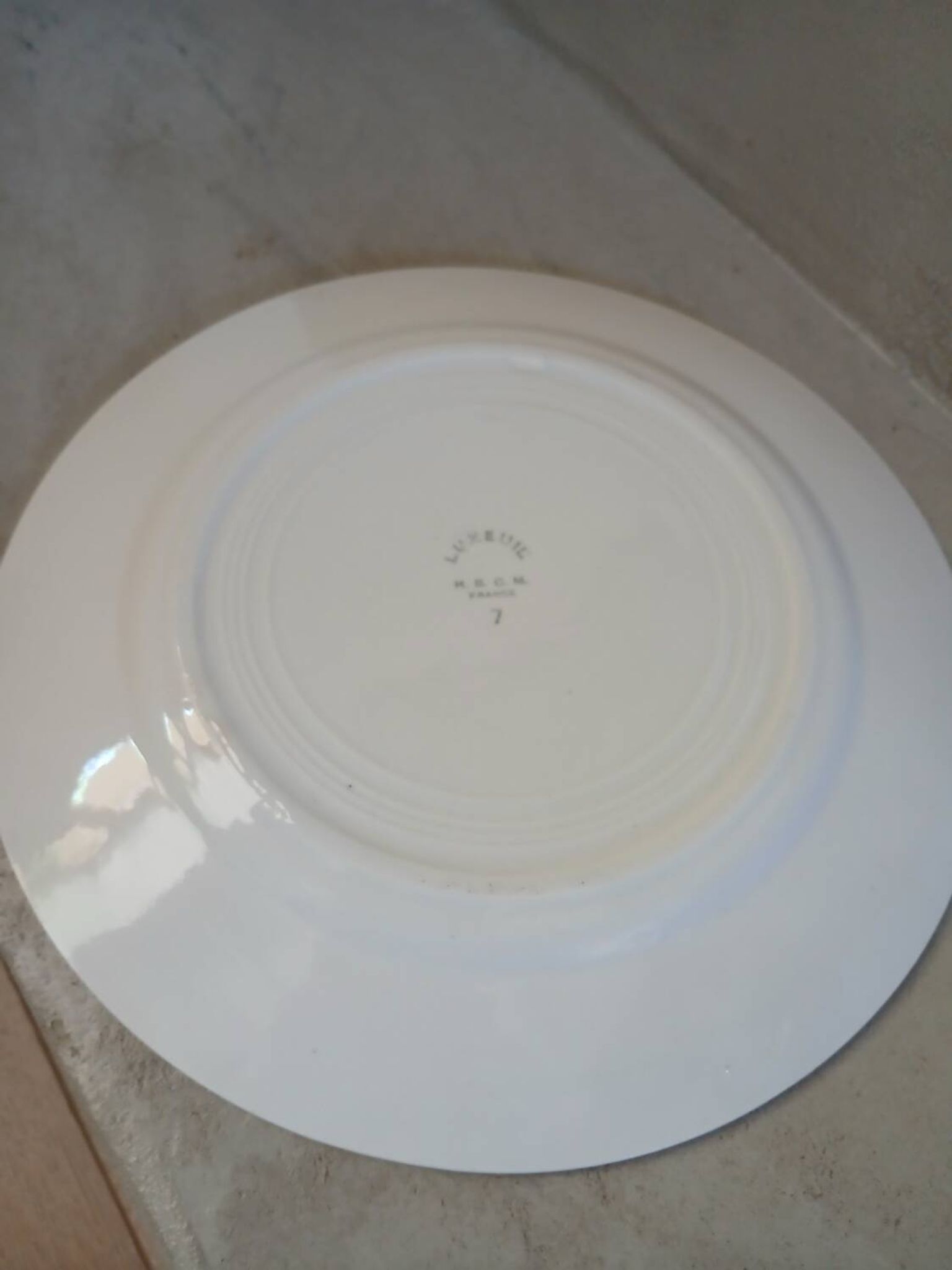 12 assiettes plates anciennes + soupière HBCM