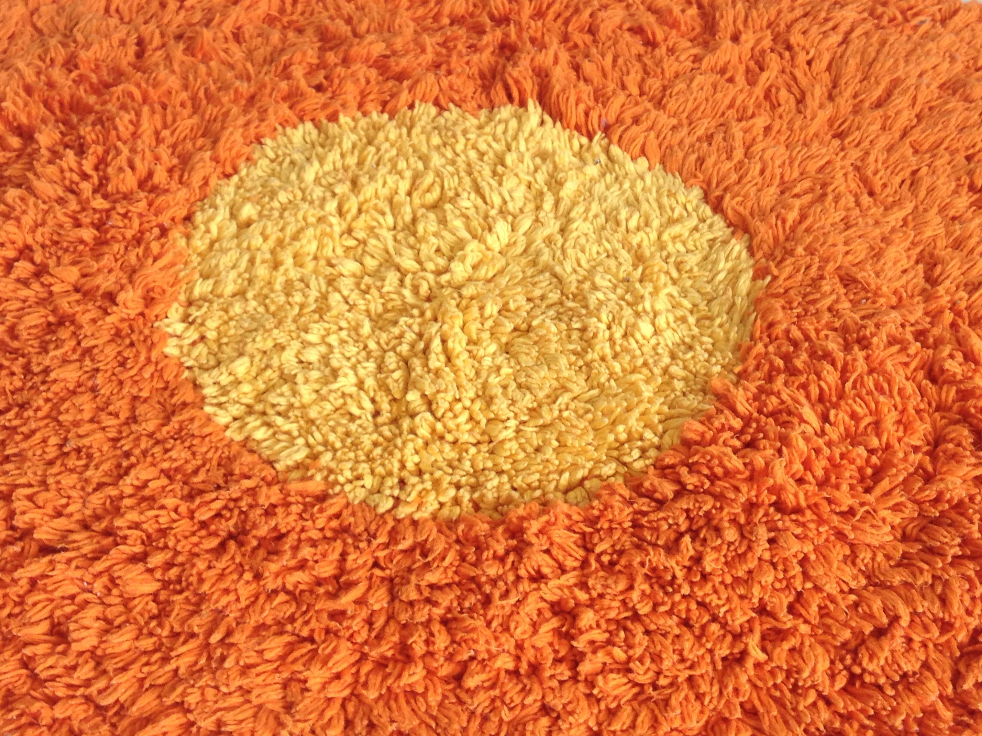 Small vintage 70s flower-shaped rug