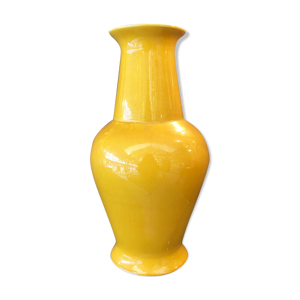 Vase jaune en céramique vernissée