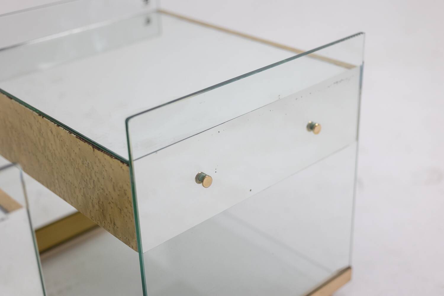 Pair of bedside tables or sofa ends in brass, glass and mirror. 1970s.