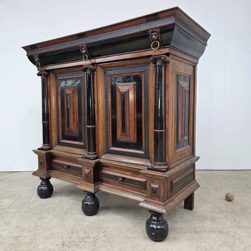 Beautiful 17th-century Dutch cabinet in rosewood and ebony marquetry.