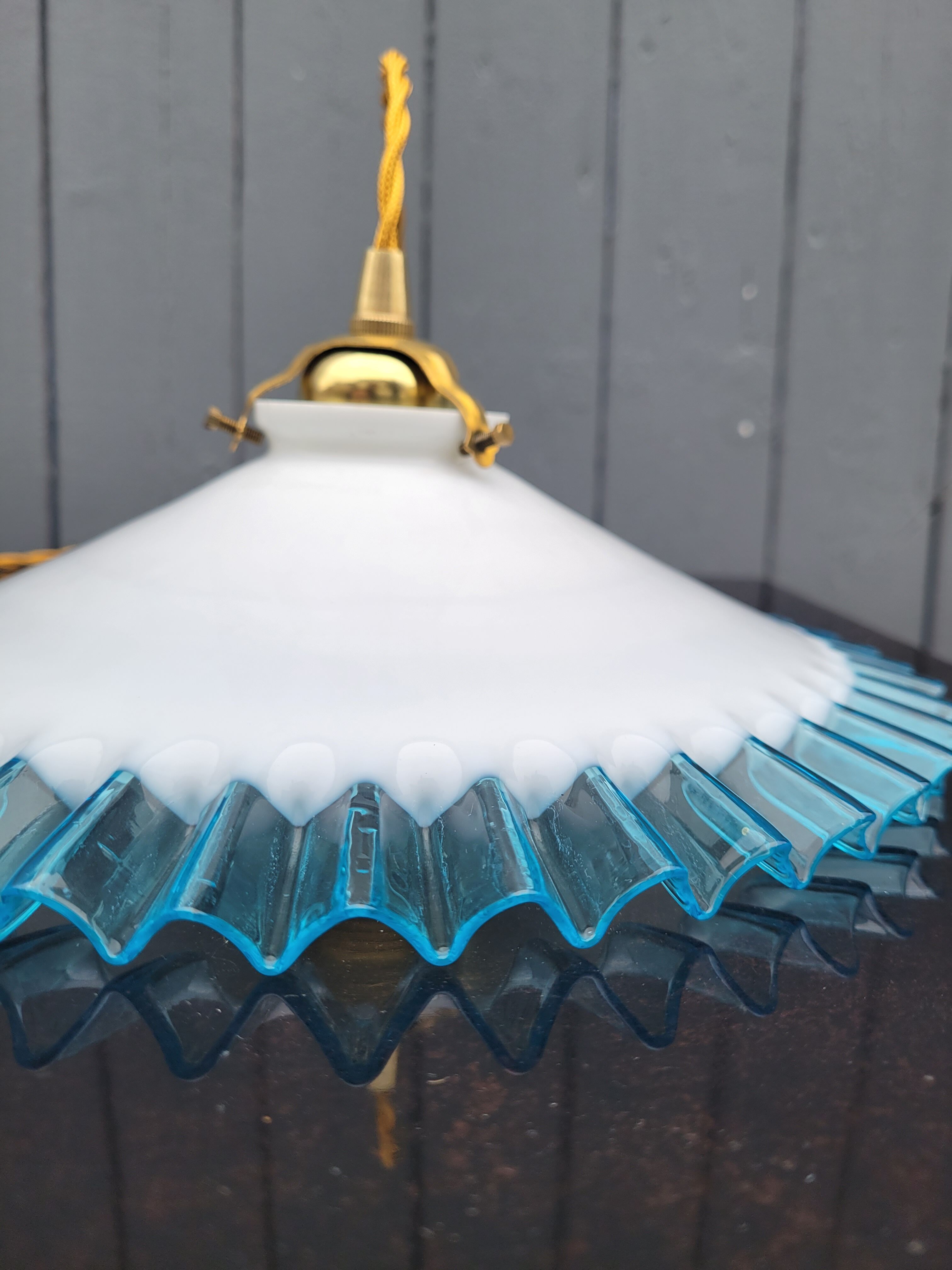 Serrated opaline suspension