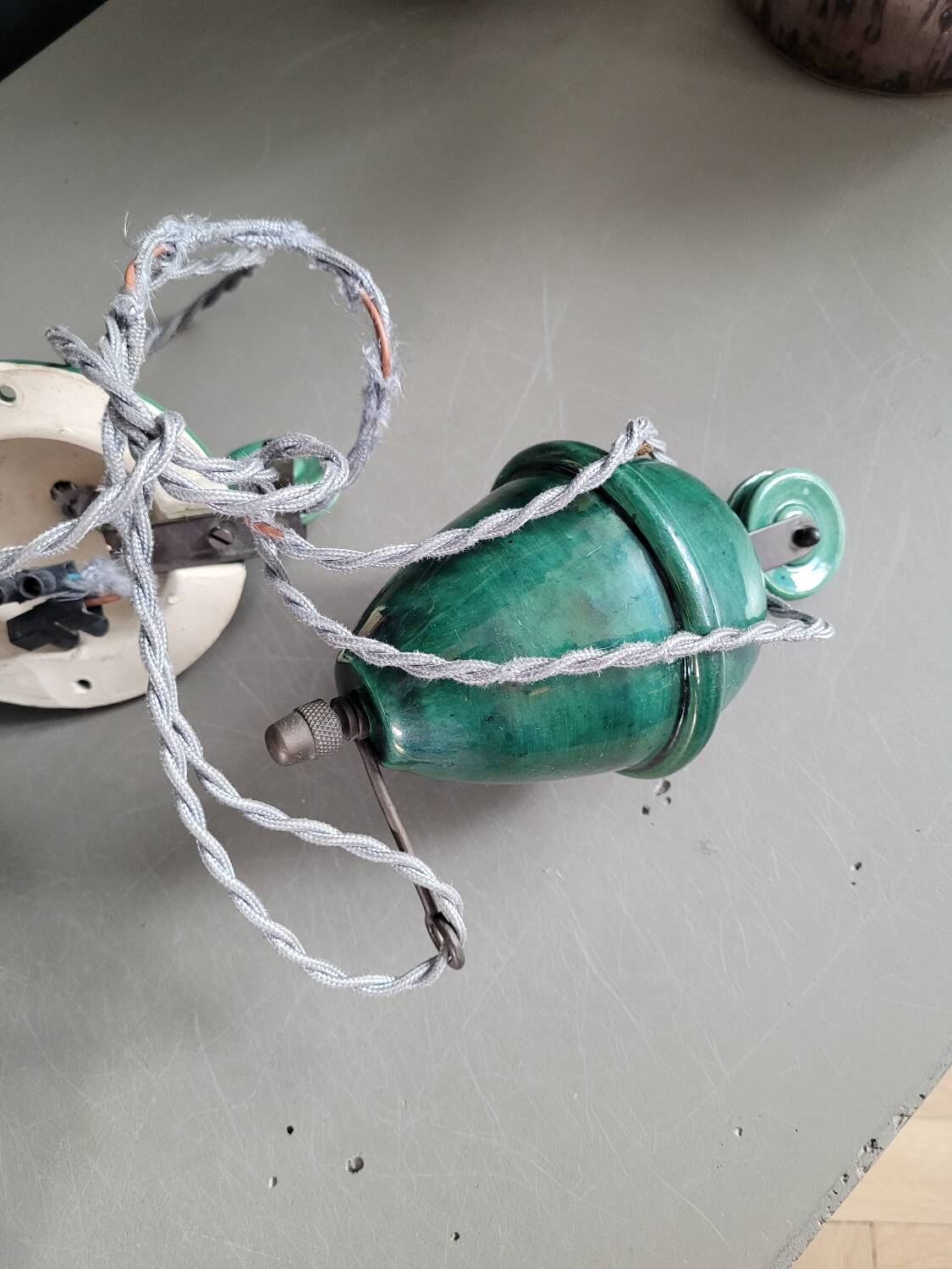 Green glazed ceramic pulley suspension