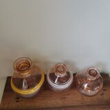 Lot de 3 carafes vintage sérigraphié rose verre moulé