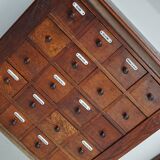 Paire d'armoires / vitrines d'apothicaire en chêne hollandais antiques Art Nouveau vers 1904