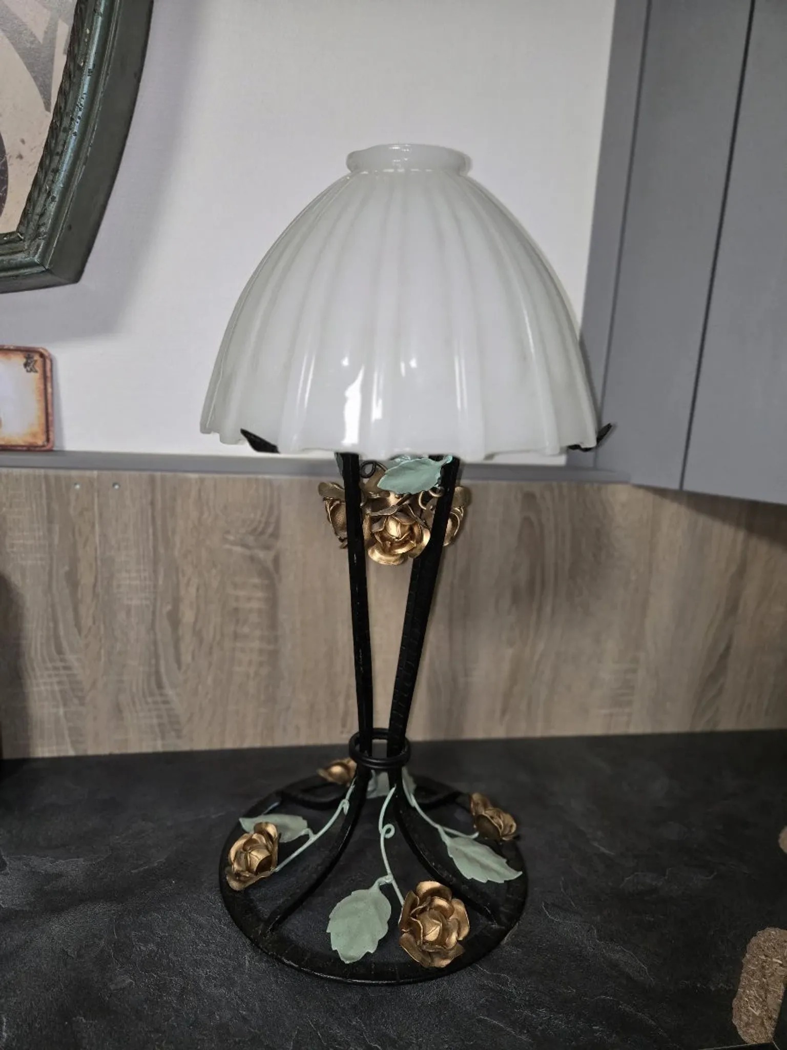 Lampe de table Art Déco – fer forgé et opaline blanche – H 58 cm