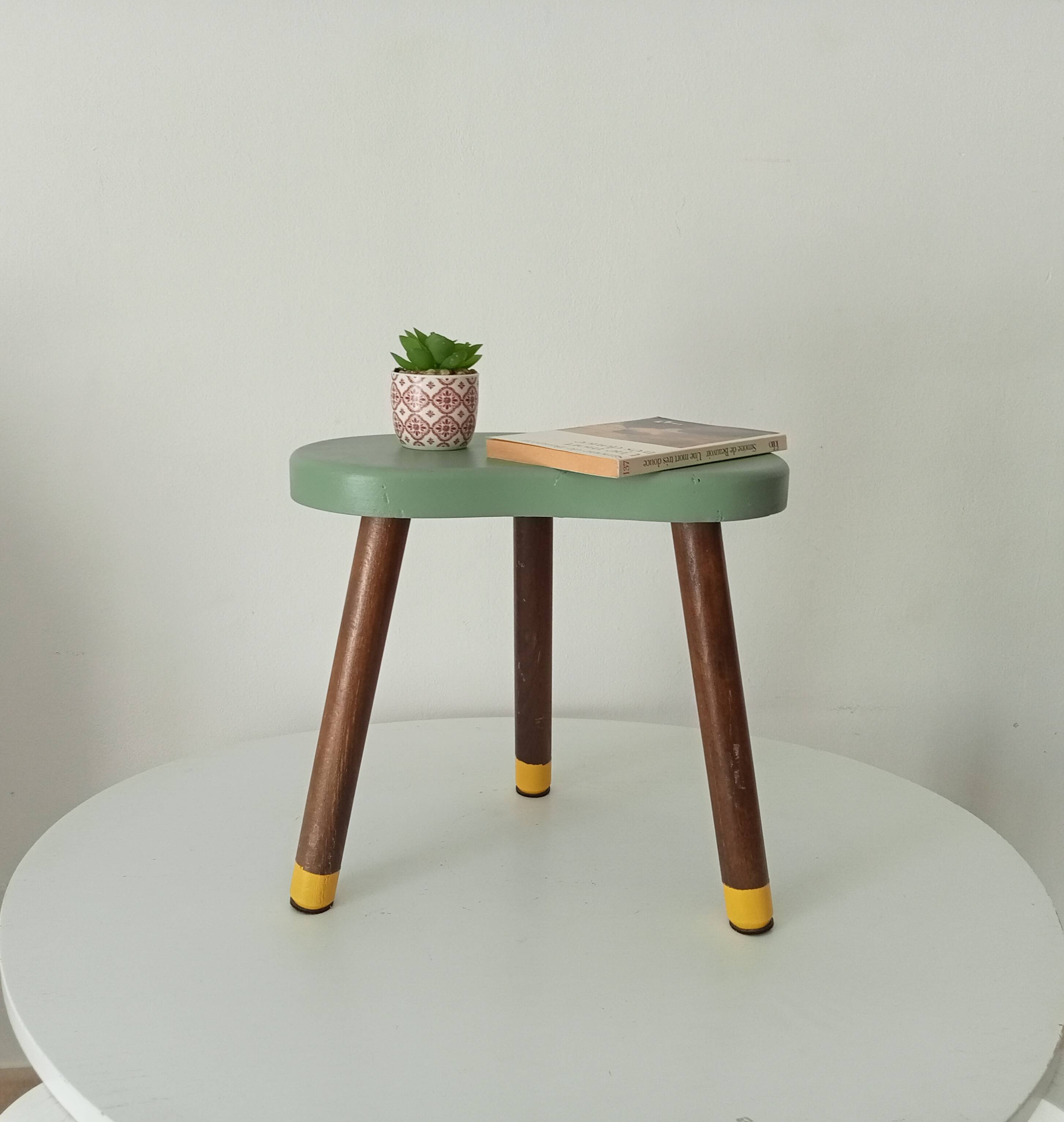 Vintage tripod bean stool from the 60s/70s