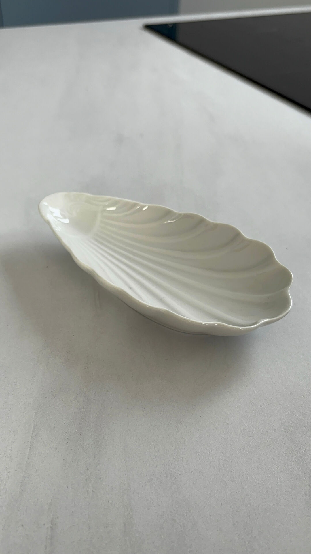 Set of 2 small Pillivuyt porcelain dishes – C-shaped bowls