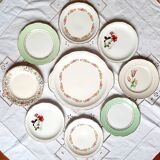 Assiettes à dessert anciennes dépareillées en faïence avec doré accompagnées d'un plat