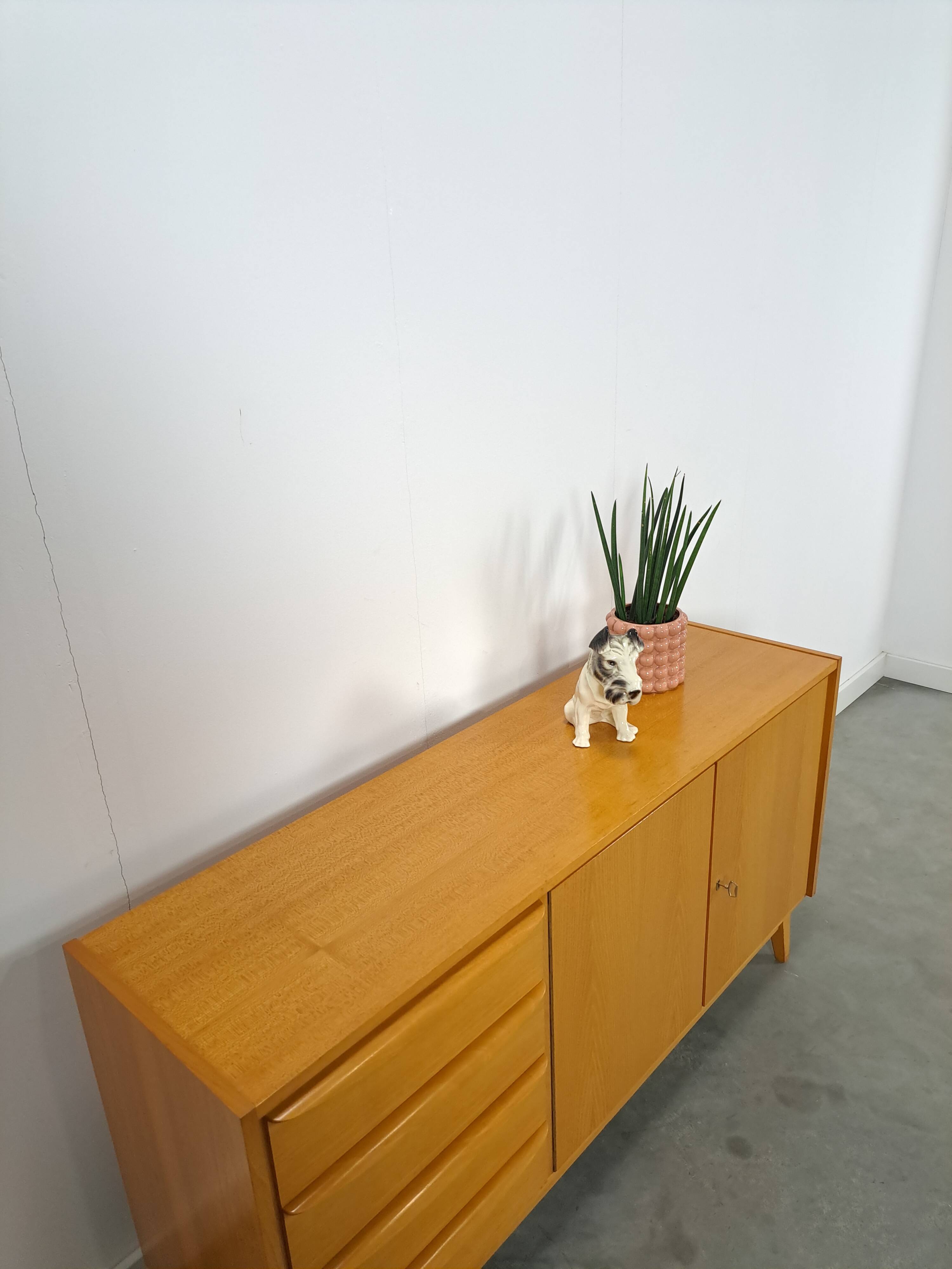 Fineer dressoir met lades en houten handgrepen vintage sideboard