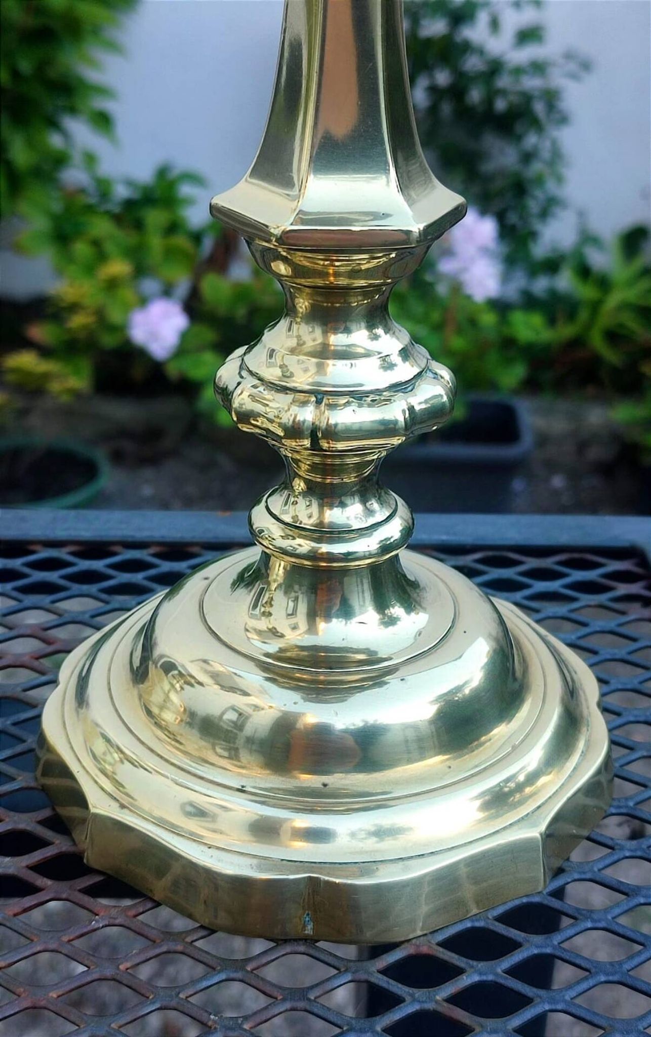 Paire de bougeoirs dorés