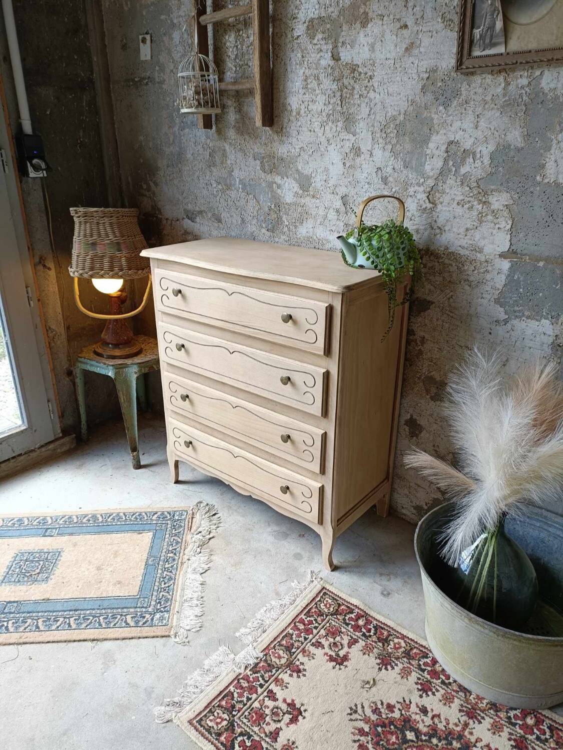 Wooden chest of drawers