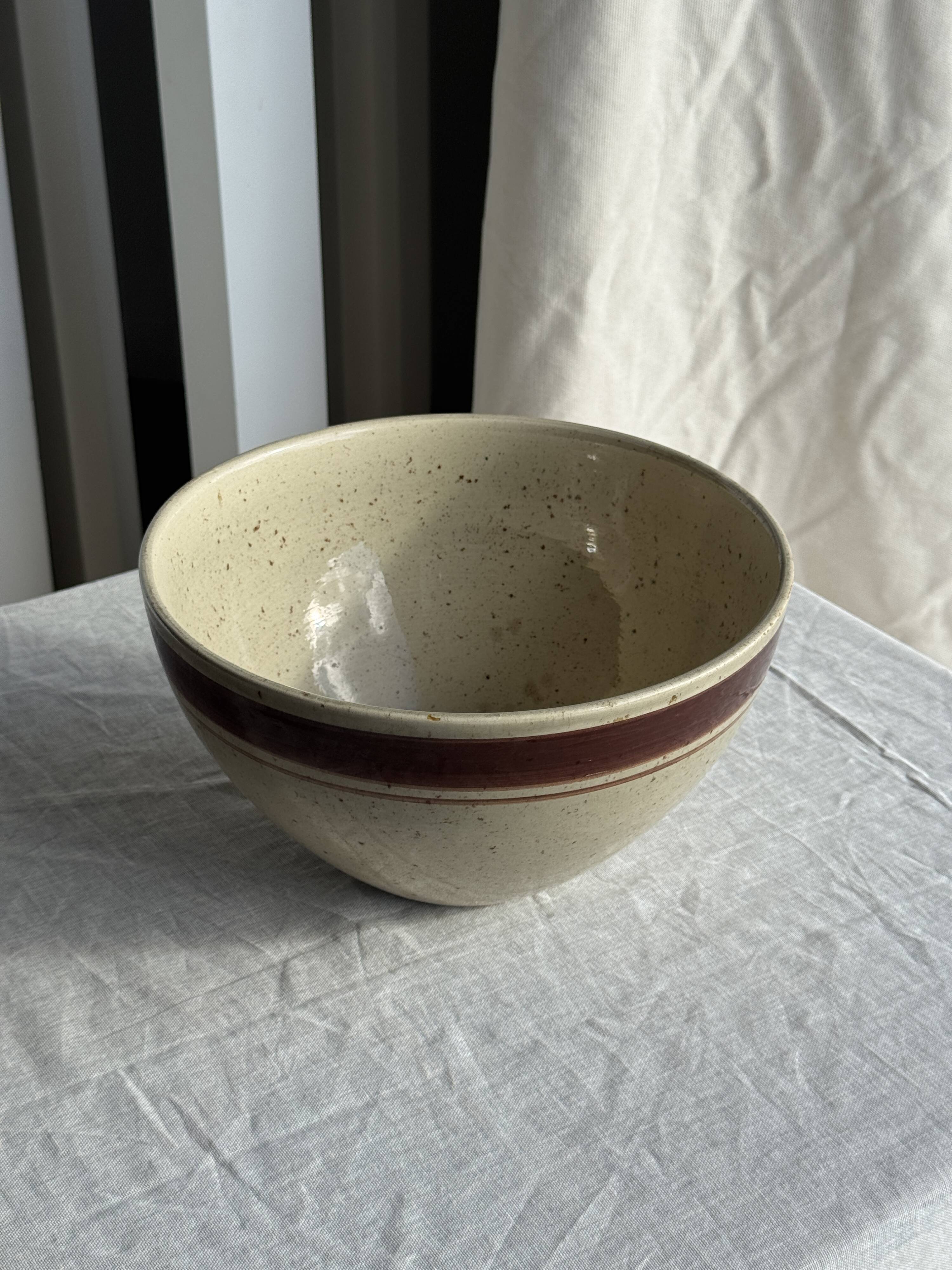 Large speckled beige salad bowl with ochre trim H14 D25