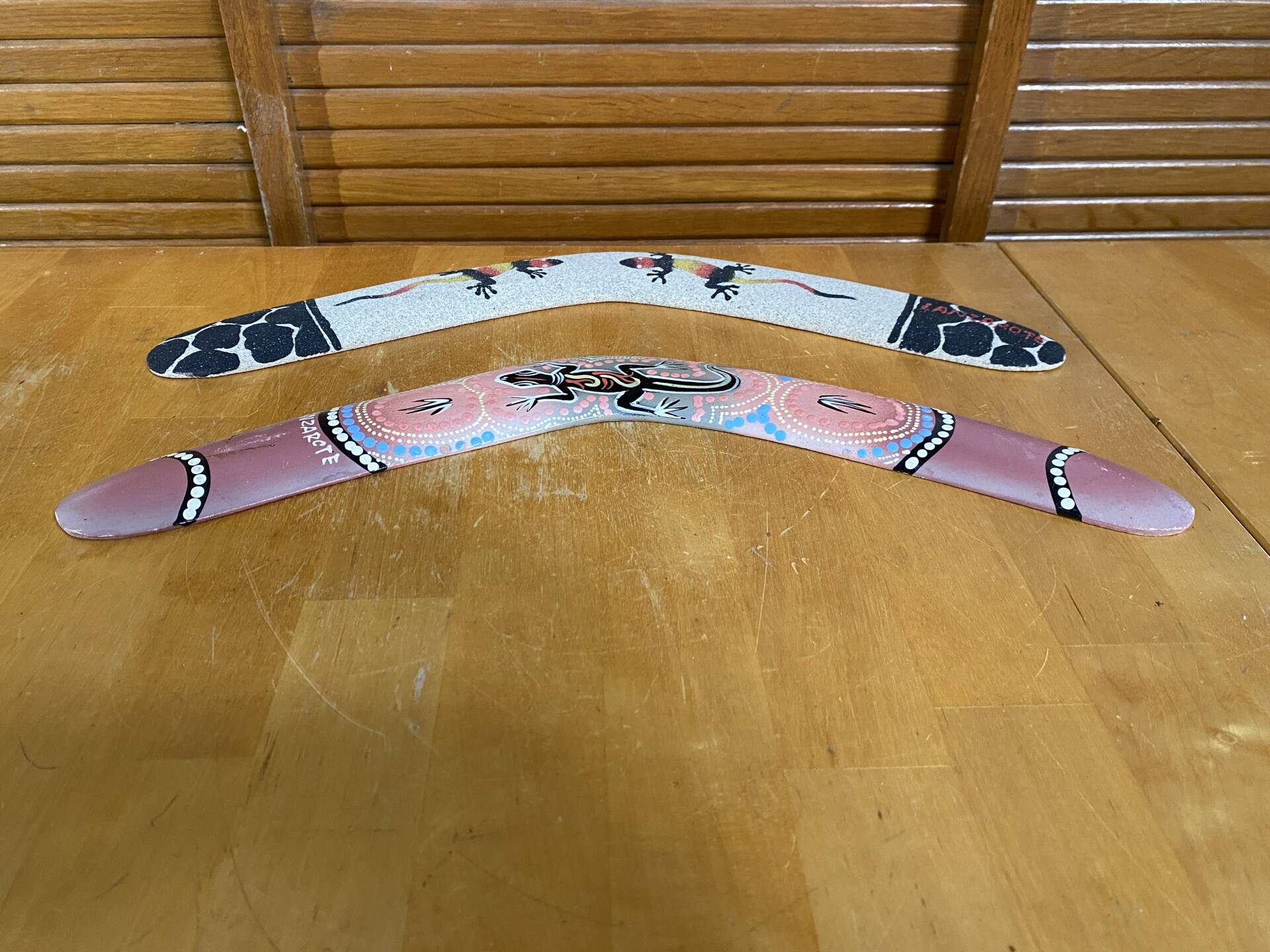 Paire boomerangs lanzarote bois peint lézards aborigène vintage