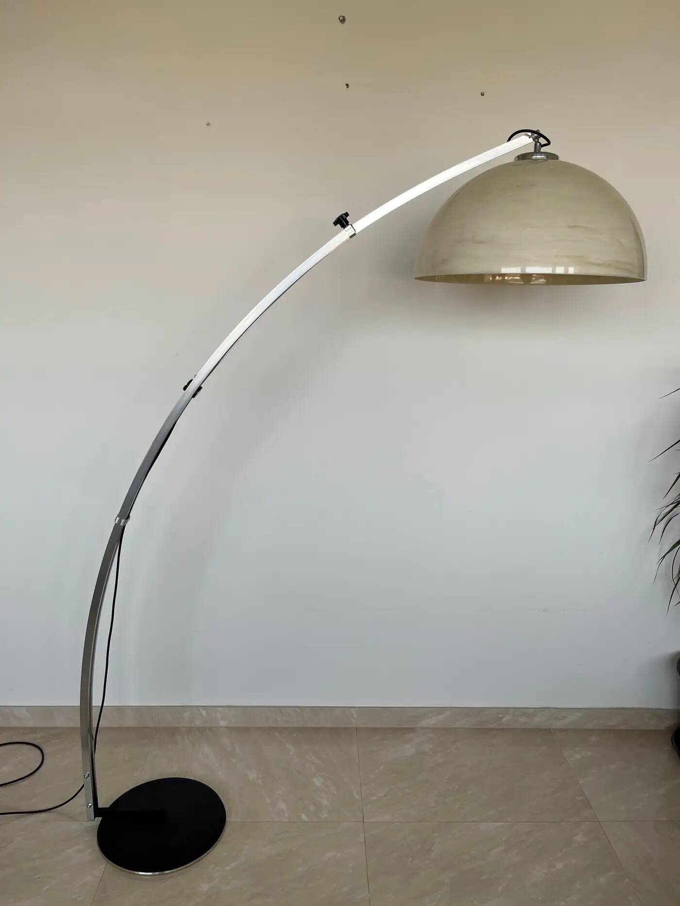 Design midcentury Harvey Guzzini style adjustable floor arc lamp, around 1970