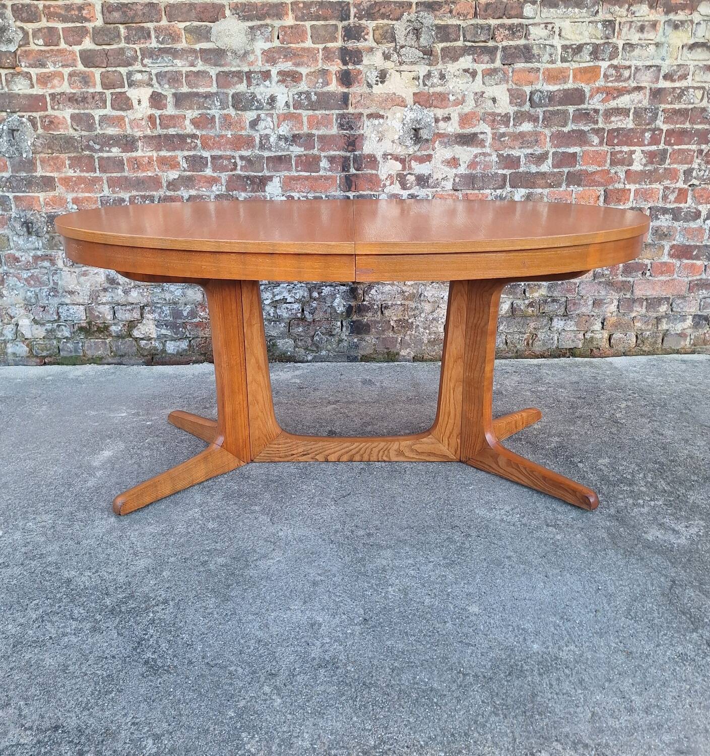 Large vintage extendable oval Baumann table, antique furniture for 6/12 covers.
