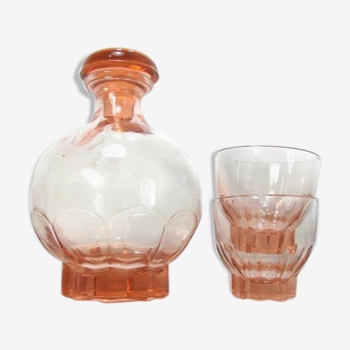 Carafe en verre rose avec 2 verres