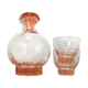 Carafe en verre rose avec 2 verres