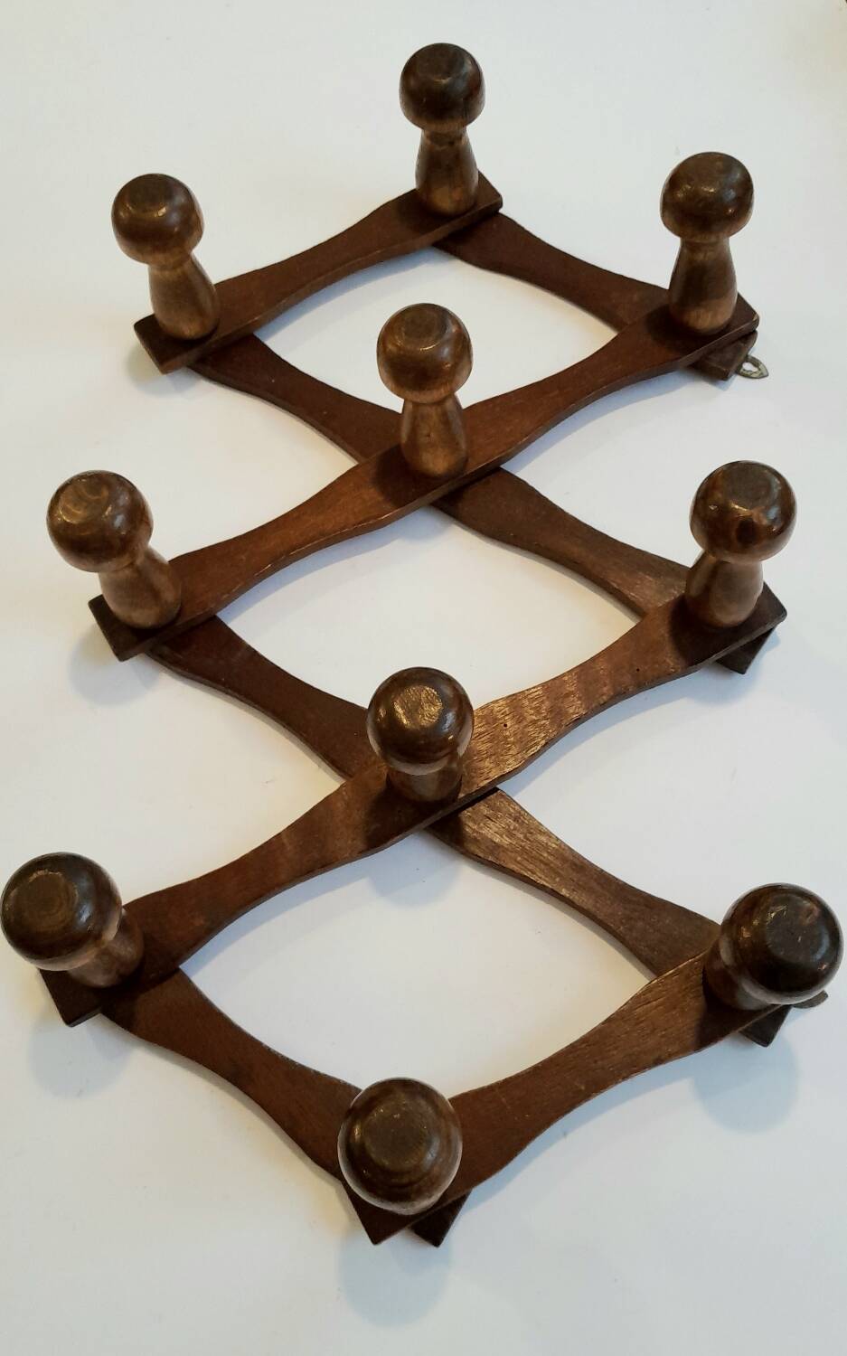 Expandable coat rack