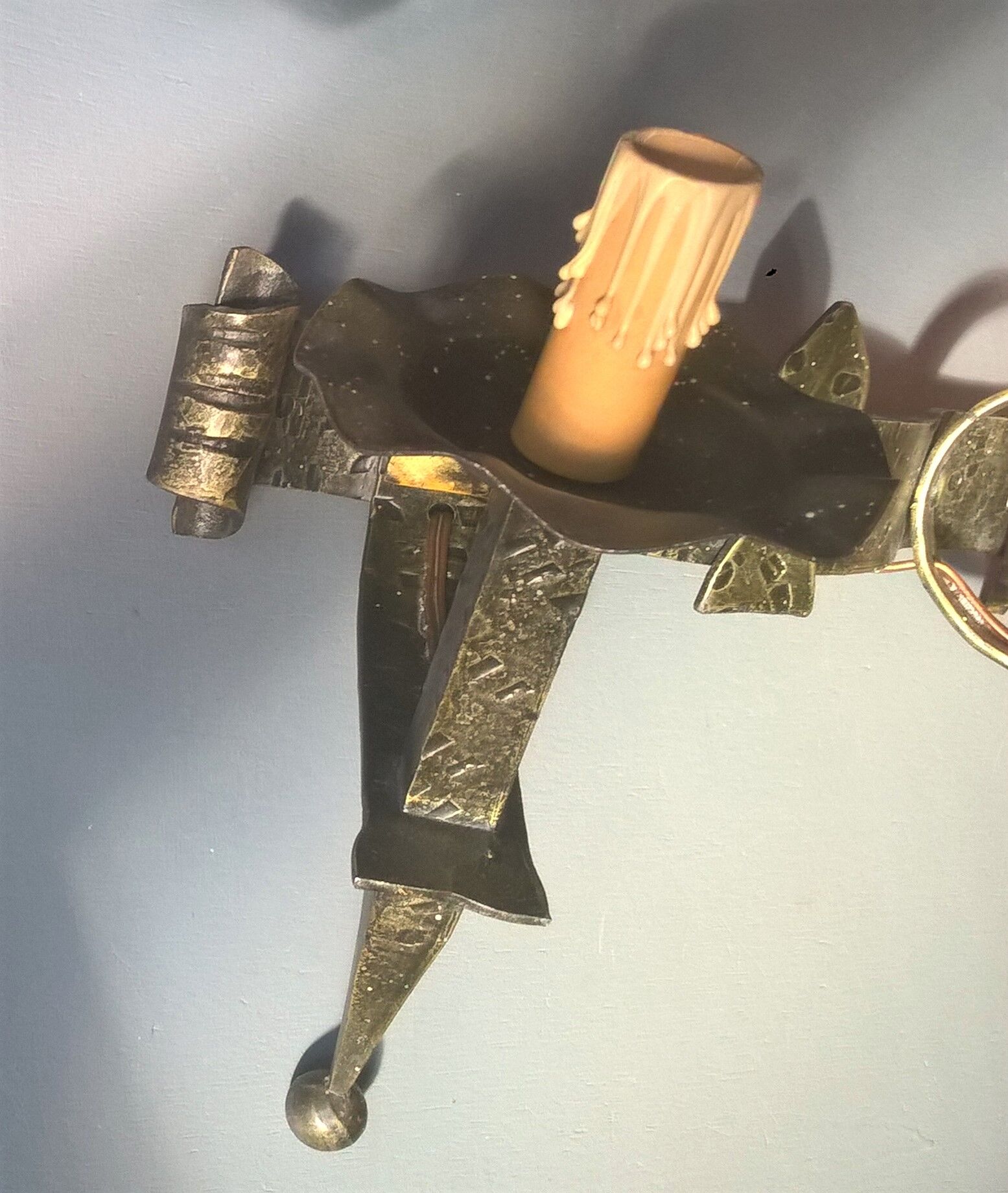 Applies two fires and fleur-de-lys in hammered wrought iron and patina in the old way in the medieval taste