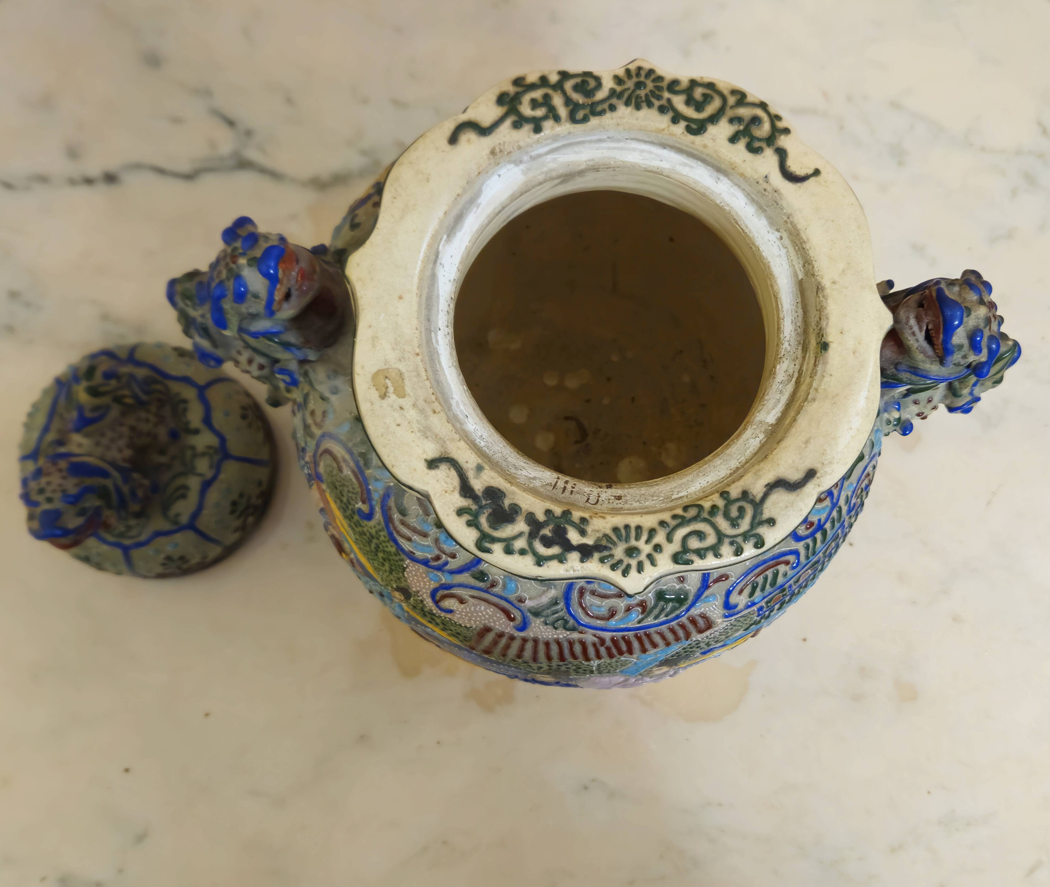 Large covered pot in polychrome earthenware, Asian work from the late 19th century.