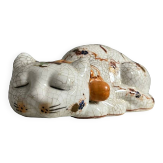 Asie XXeme : Chat endormi en porcelaine craquelée vers 1950 décors peints de fleurs et feuillage