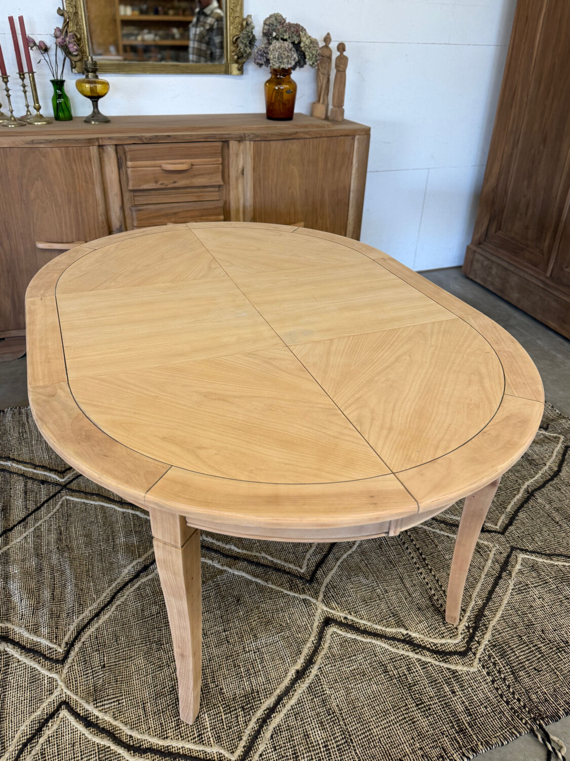 Extendable table with several options.