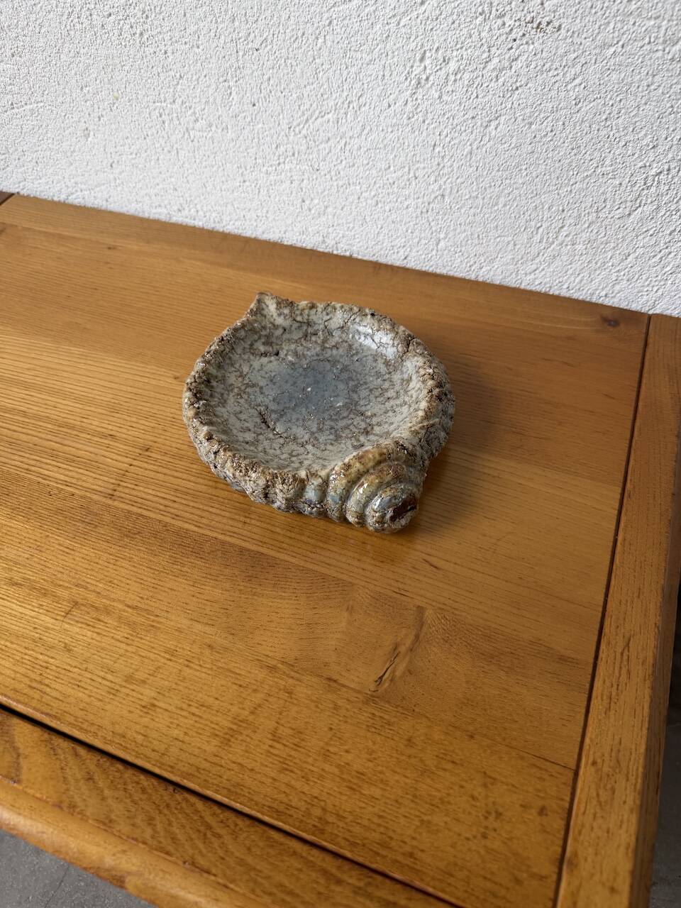 Shell-shaped ceramic glazed catchall