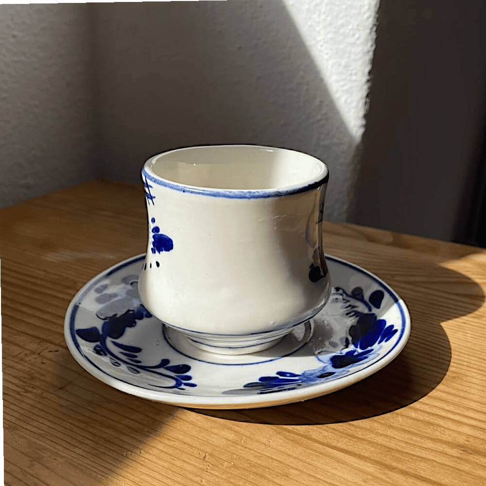 Tasse à café et soucoupe en Delft Blue peintes à la main