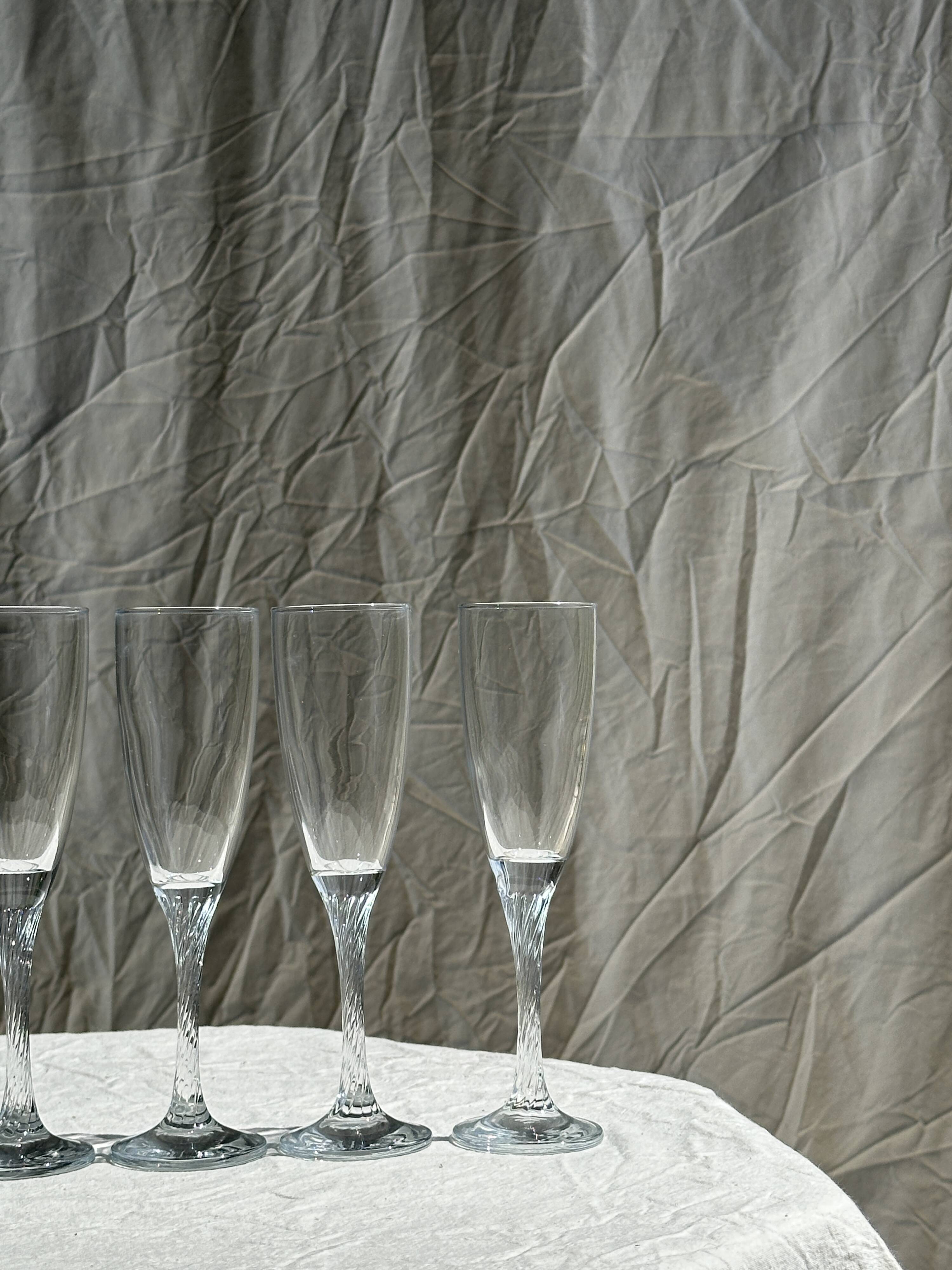 Set of 5 glass champagne flutes with twisted ribbed base