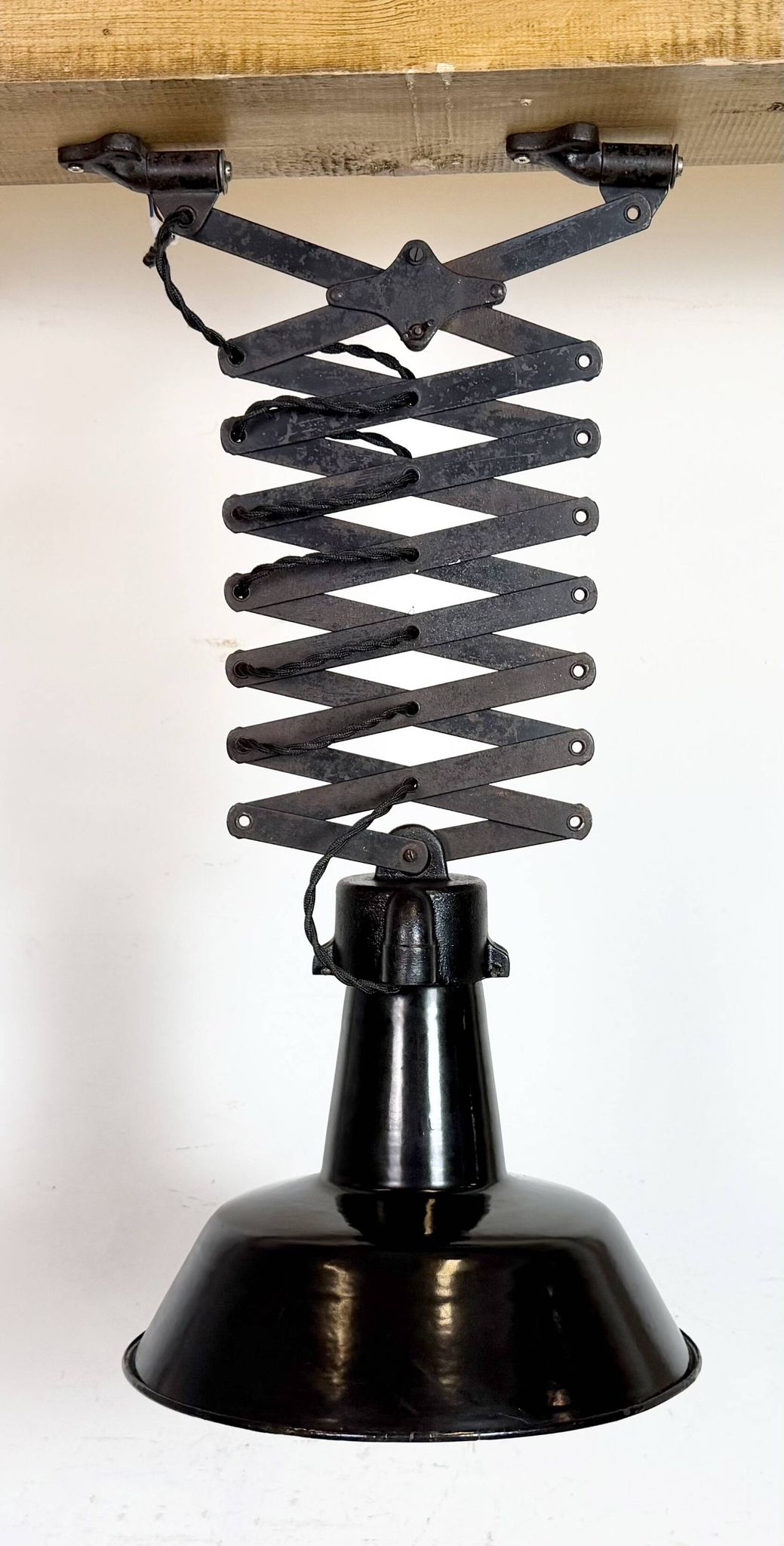 Lampe de plafond industrielle en émail noir à forme de ciseaux, années 1930