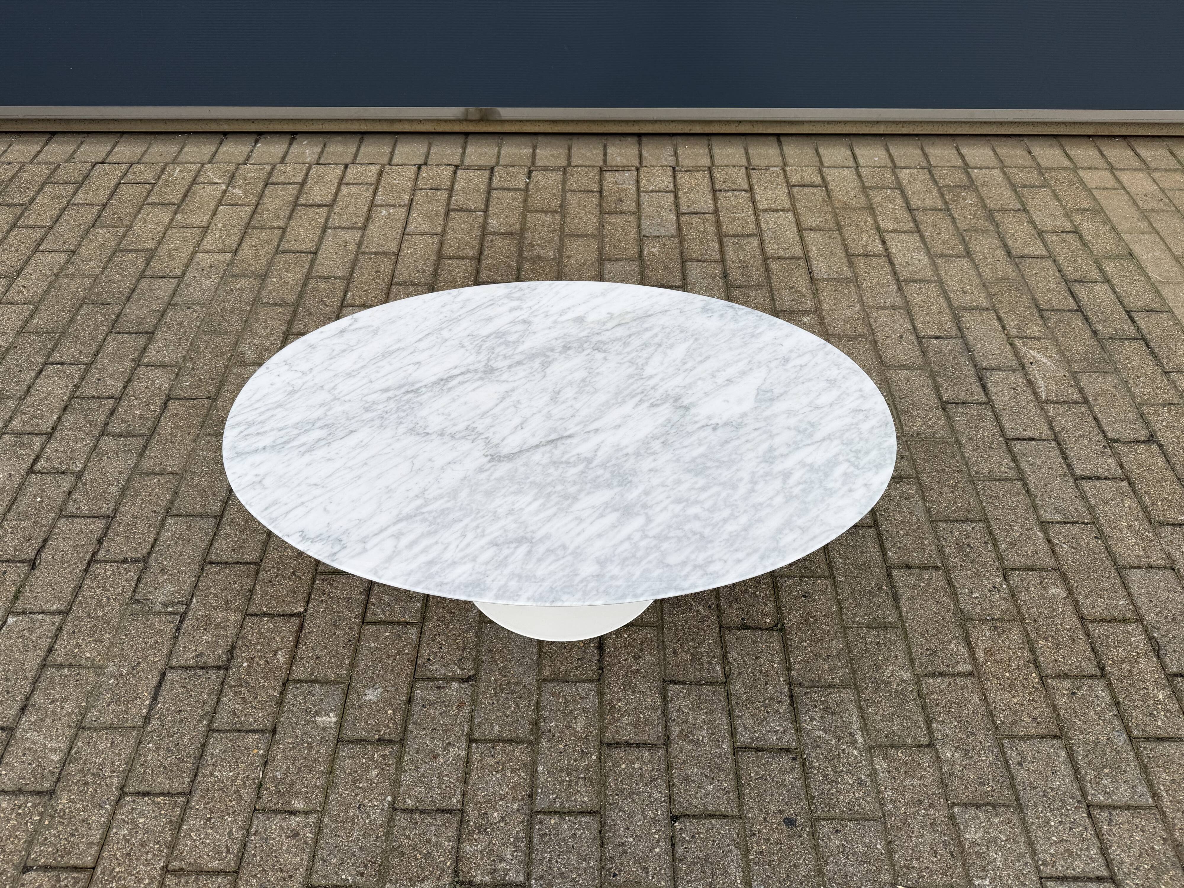 Original oval coffee table Knoll Tulip Eero Saarinen Carrara