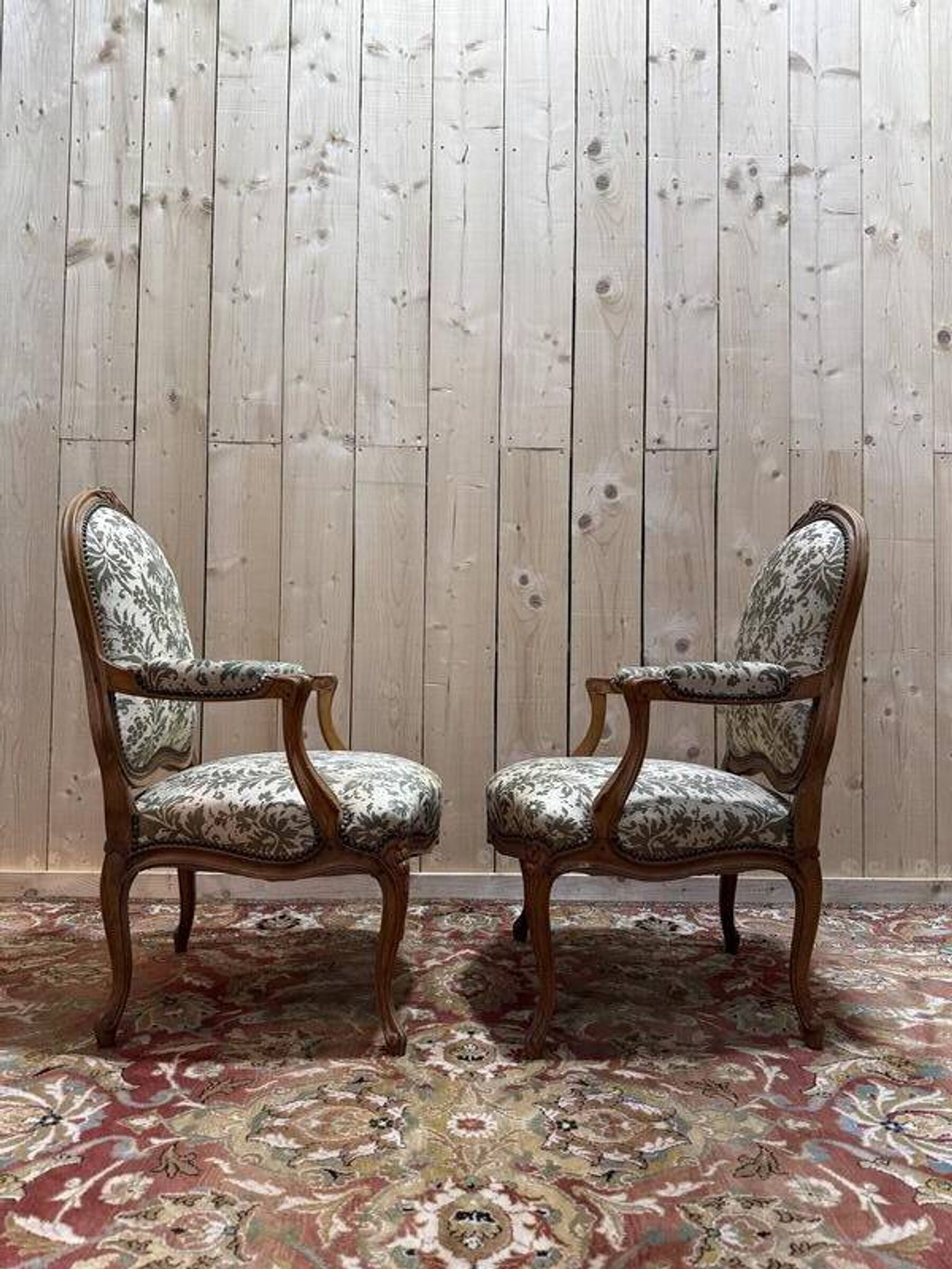 Paire de grands fauteuils de style Louis XV