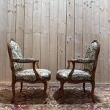 Paire de larges fauteuils de style Louis XV