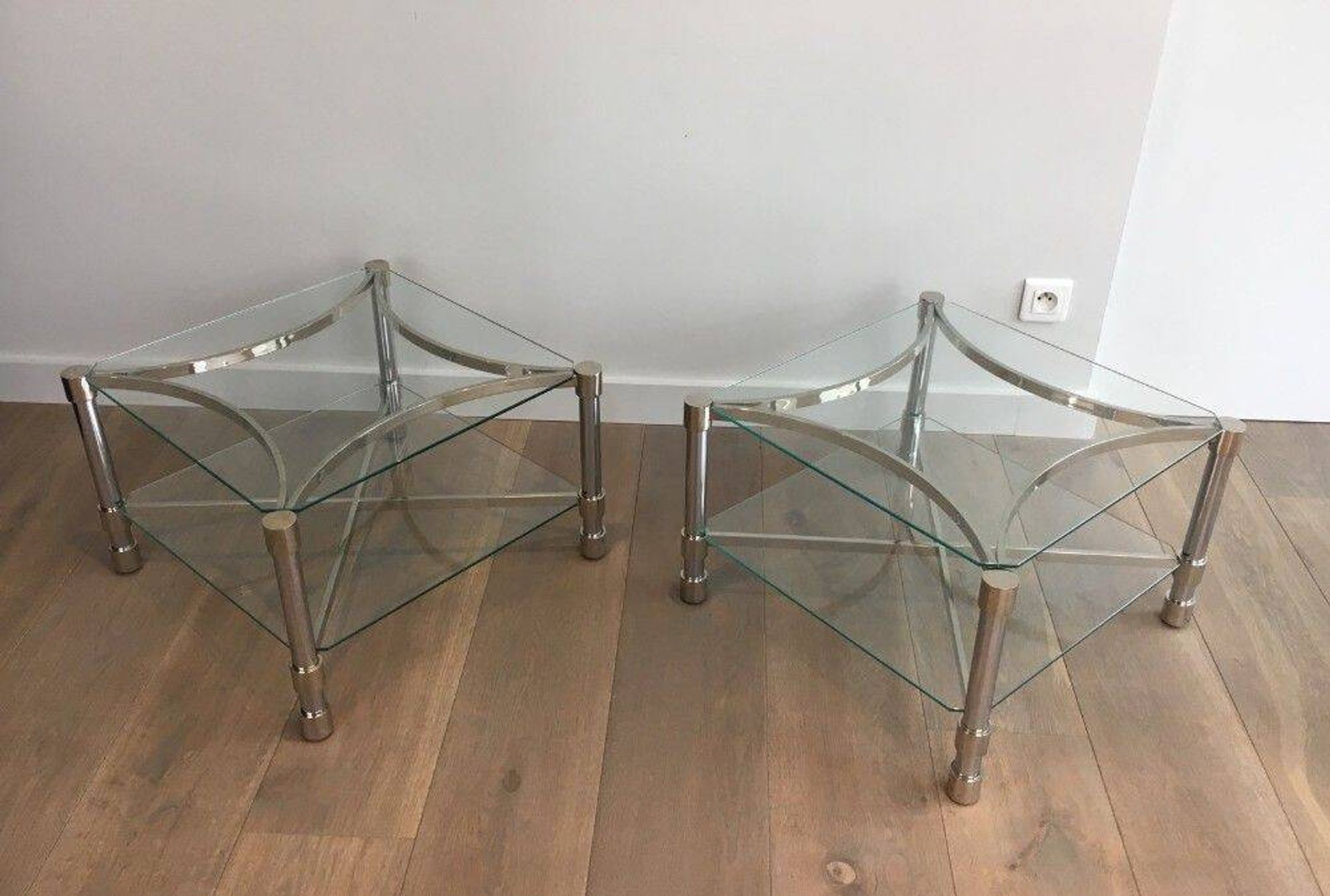 Paire de bouts de canapé en métal chromé et verre