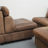 Ensemble de 2 chauffeuses et repose-pieds en cuir de buffle des années 1970