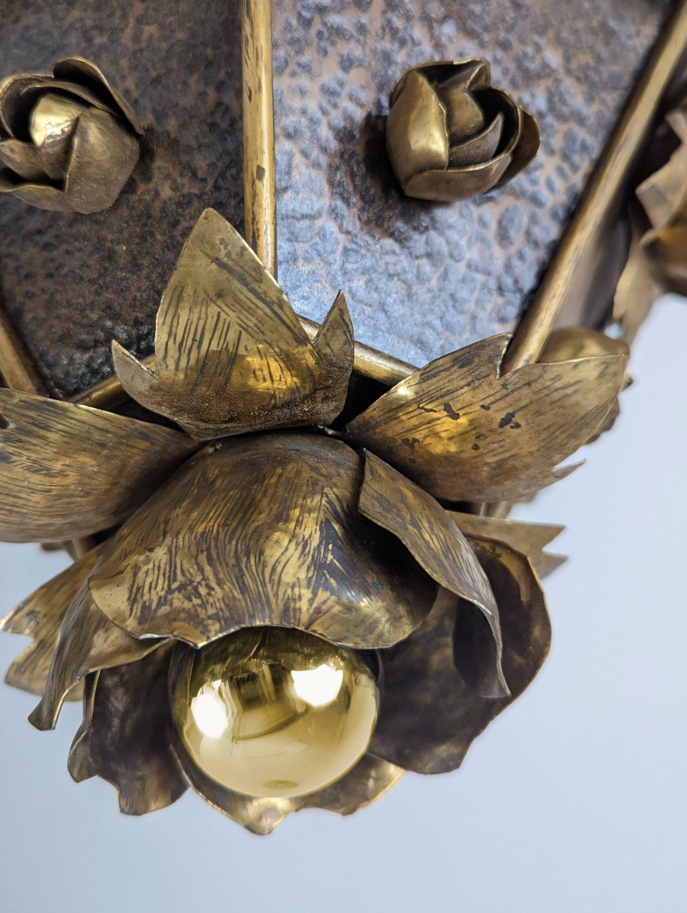 Lampe de plafond en laiton floral dans le style de Hans Kögl, Allemagne, années 1970.
