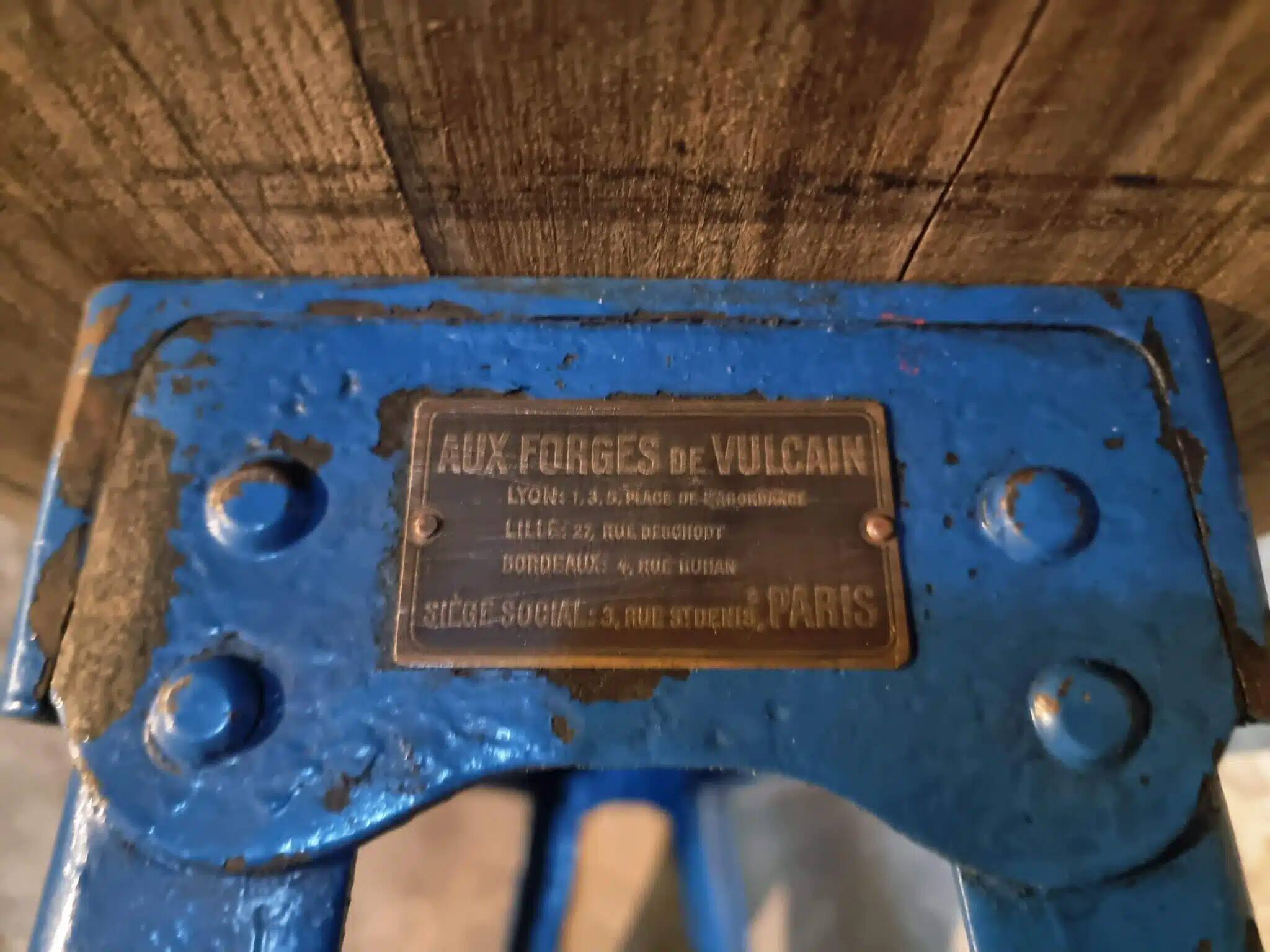 Vintage industrial workbench table with cast iron legs (Aux Forges de Vulcain)