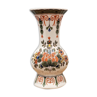 Vase en porcelaine polychrome peinte à la main de la manufacture royale de Delft