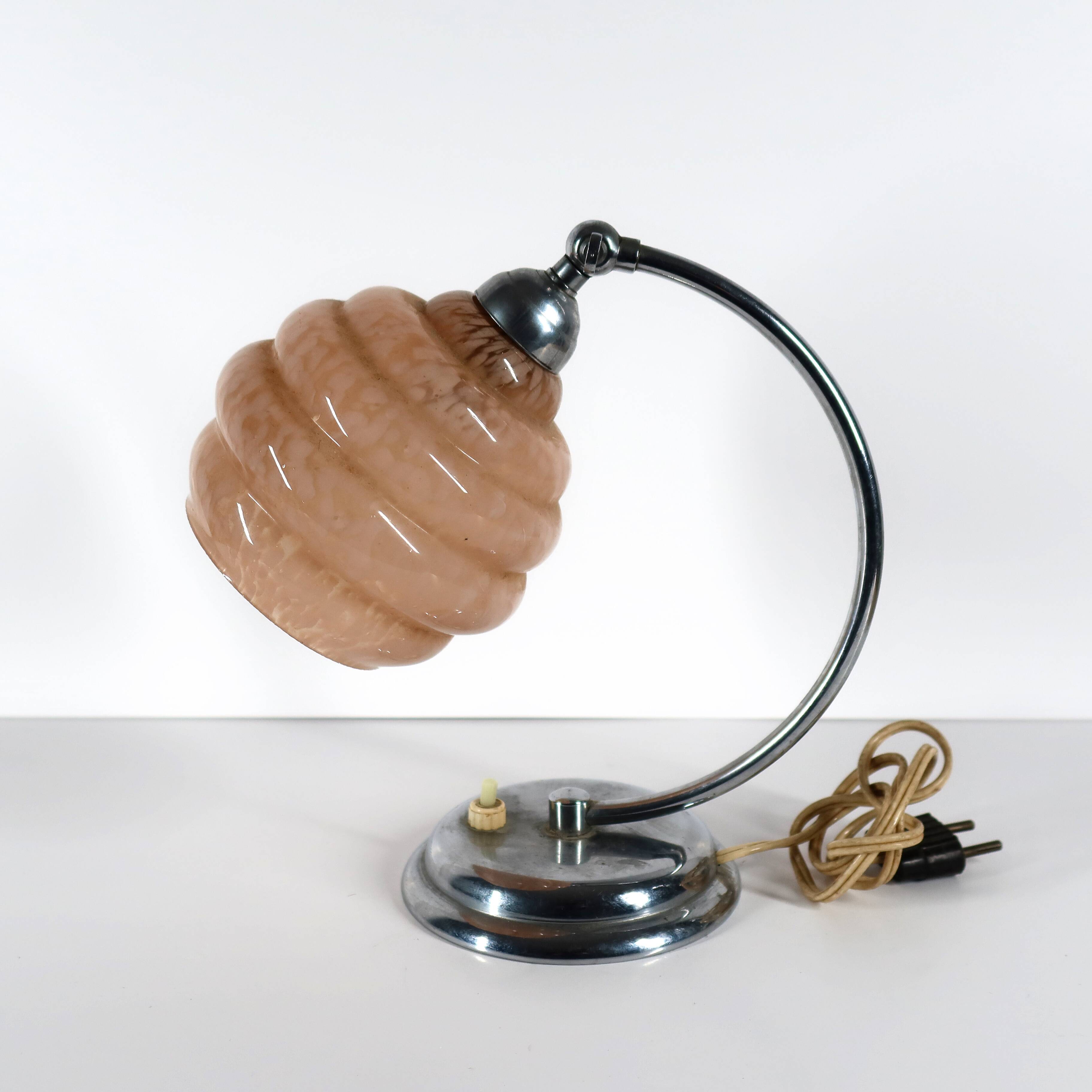 Lampe de chevet art deco Globe inclinable en opaline.