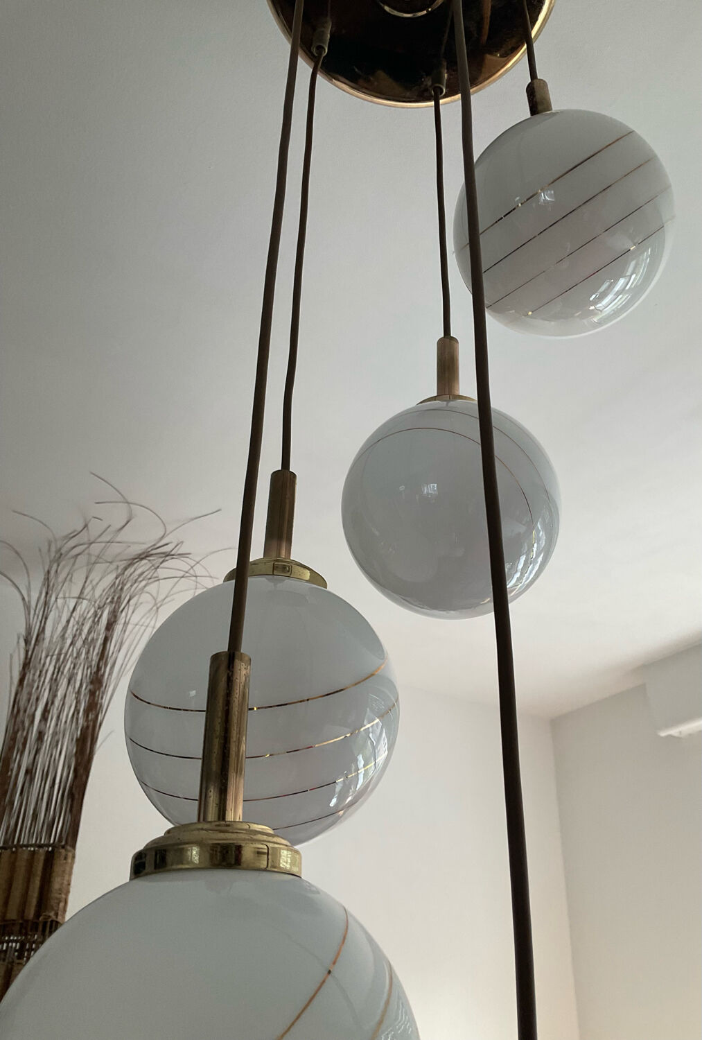 Lustre cascade de globes opaline des années 70