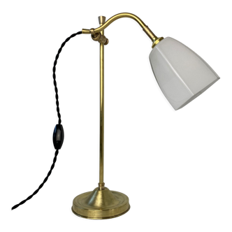 Old lamp rises and falls in vintage opaline