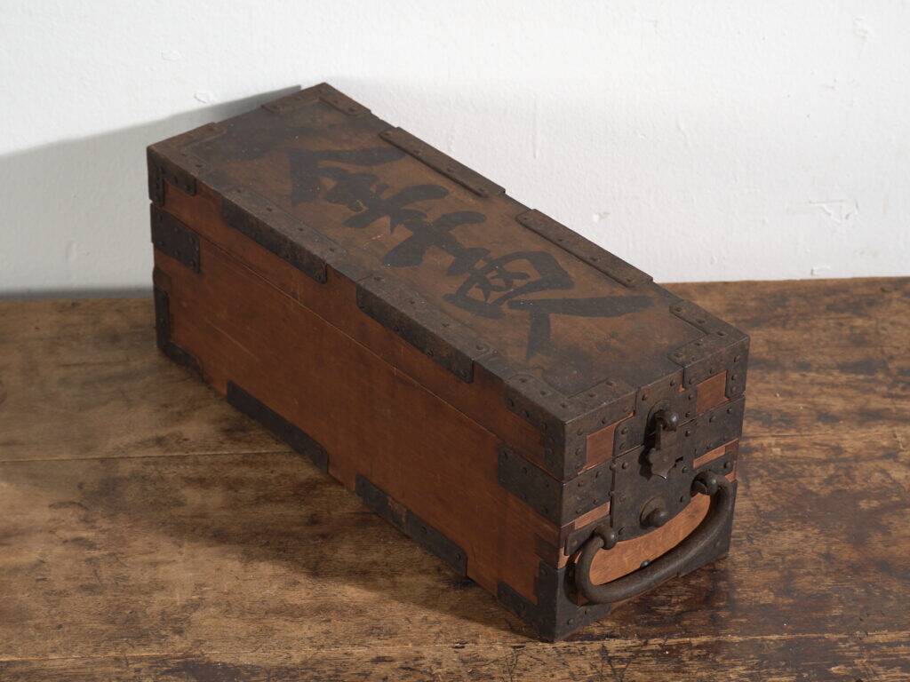 Coffre japonais ancien en bois avec ferrures et serrure – période Meiji (c.1880–1910)