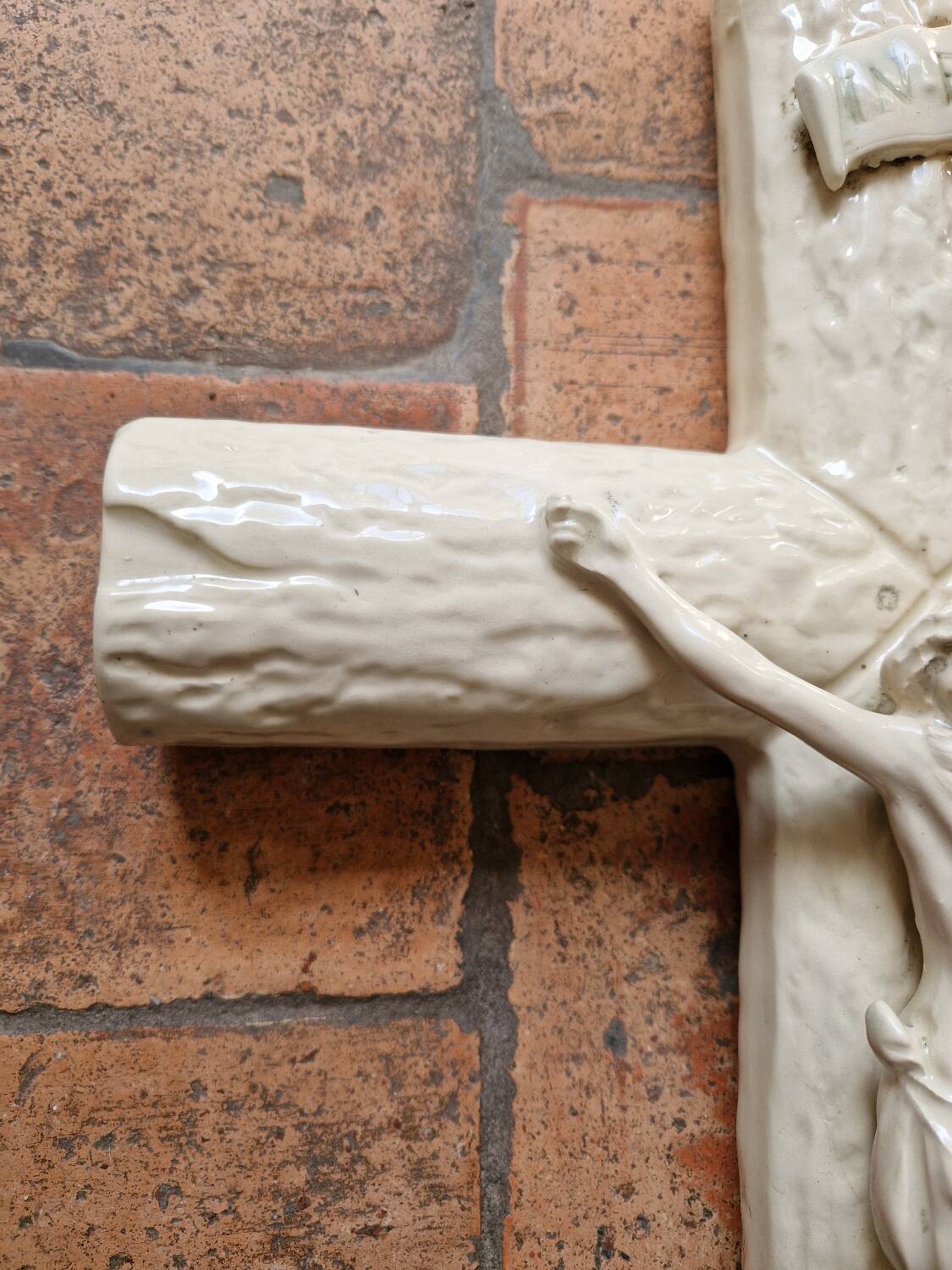 Grande croix crucifix ancien mural en céramique