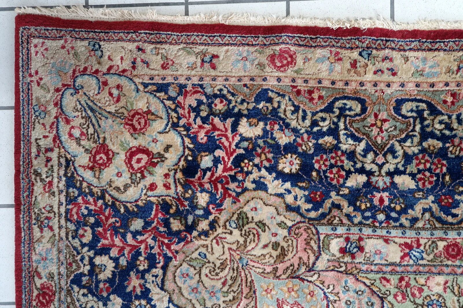 Antique 1920s Persian Kerman rug, floral medallion, red field, 273cm x 362cm