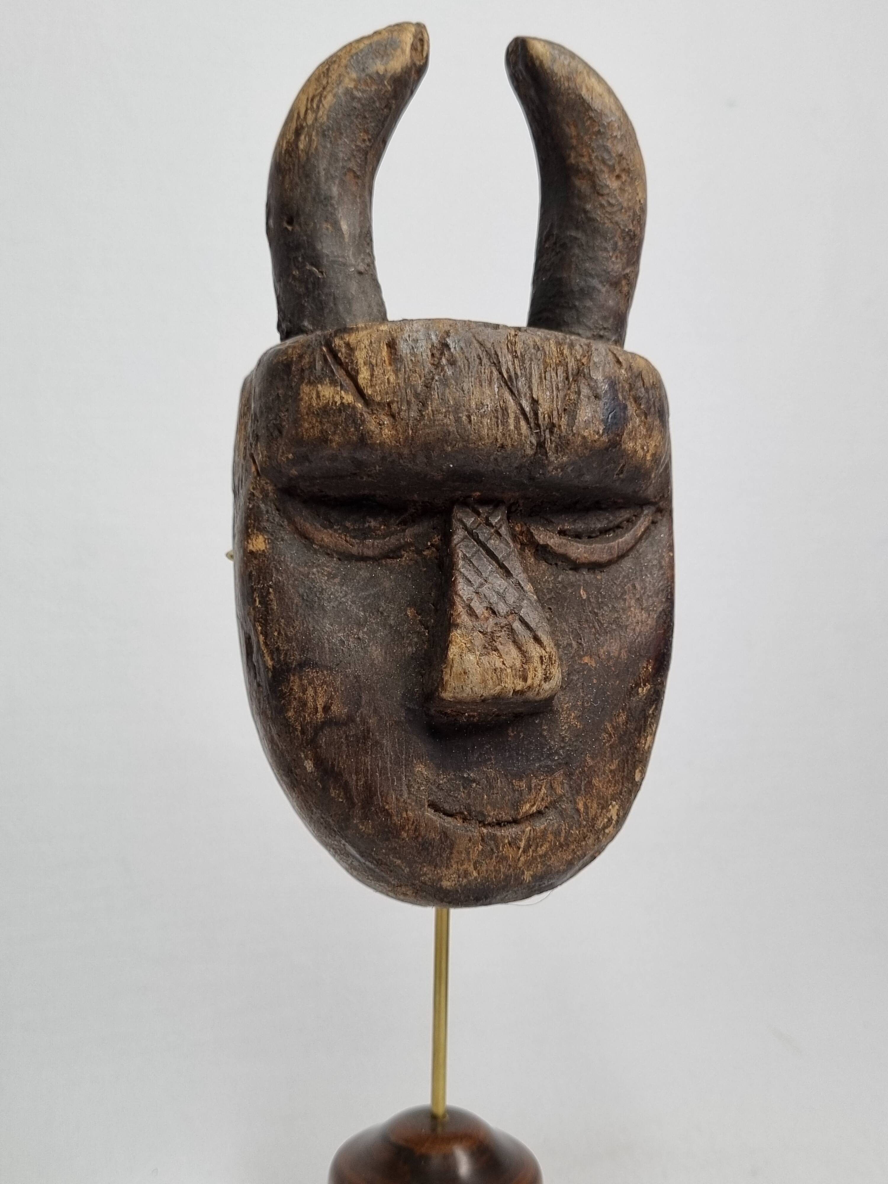 Toma passport mask, antique patinated wood, 16 cm, with stand