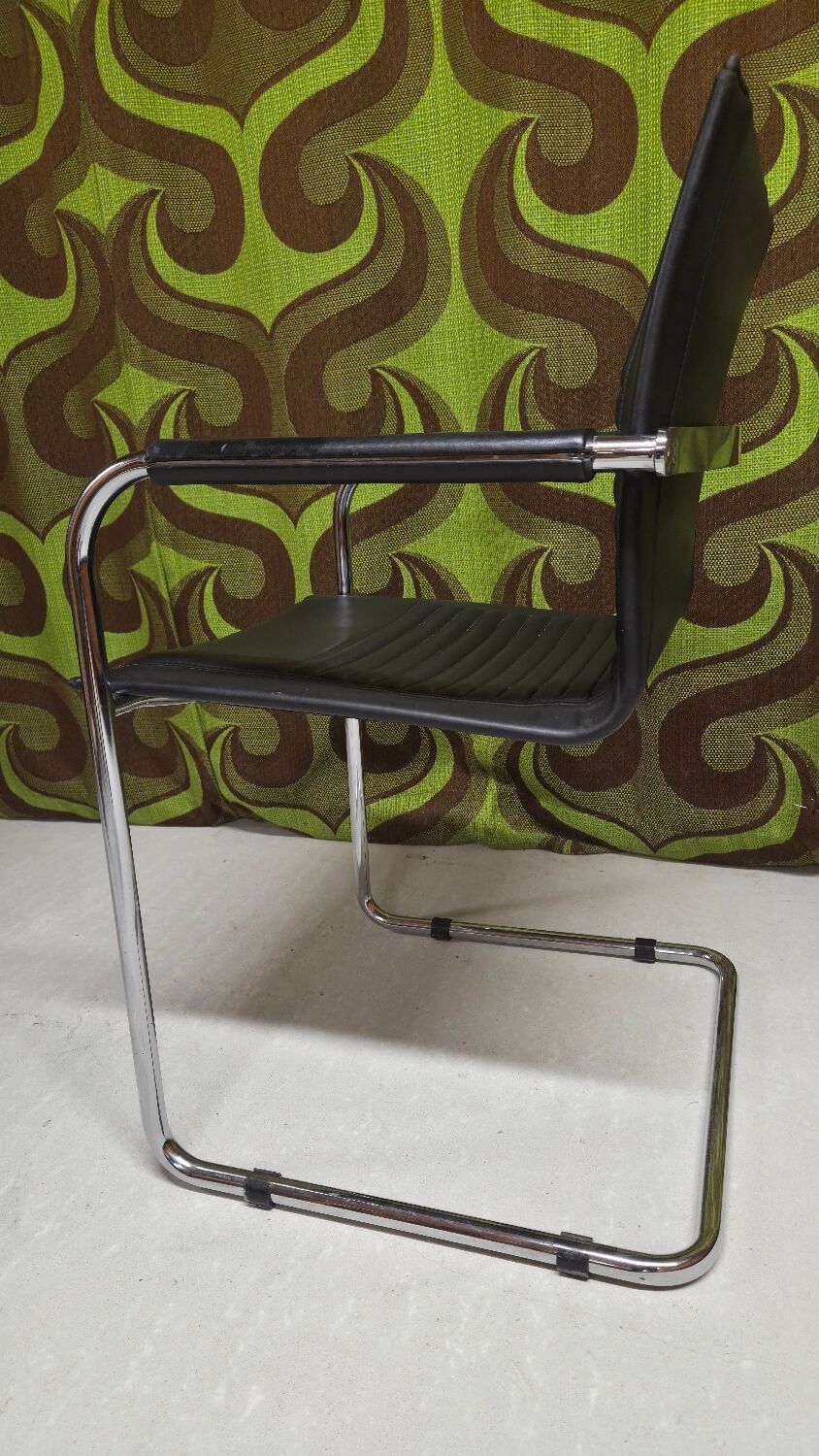 Art Collection vintage leather armchair