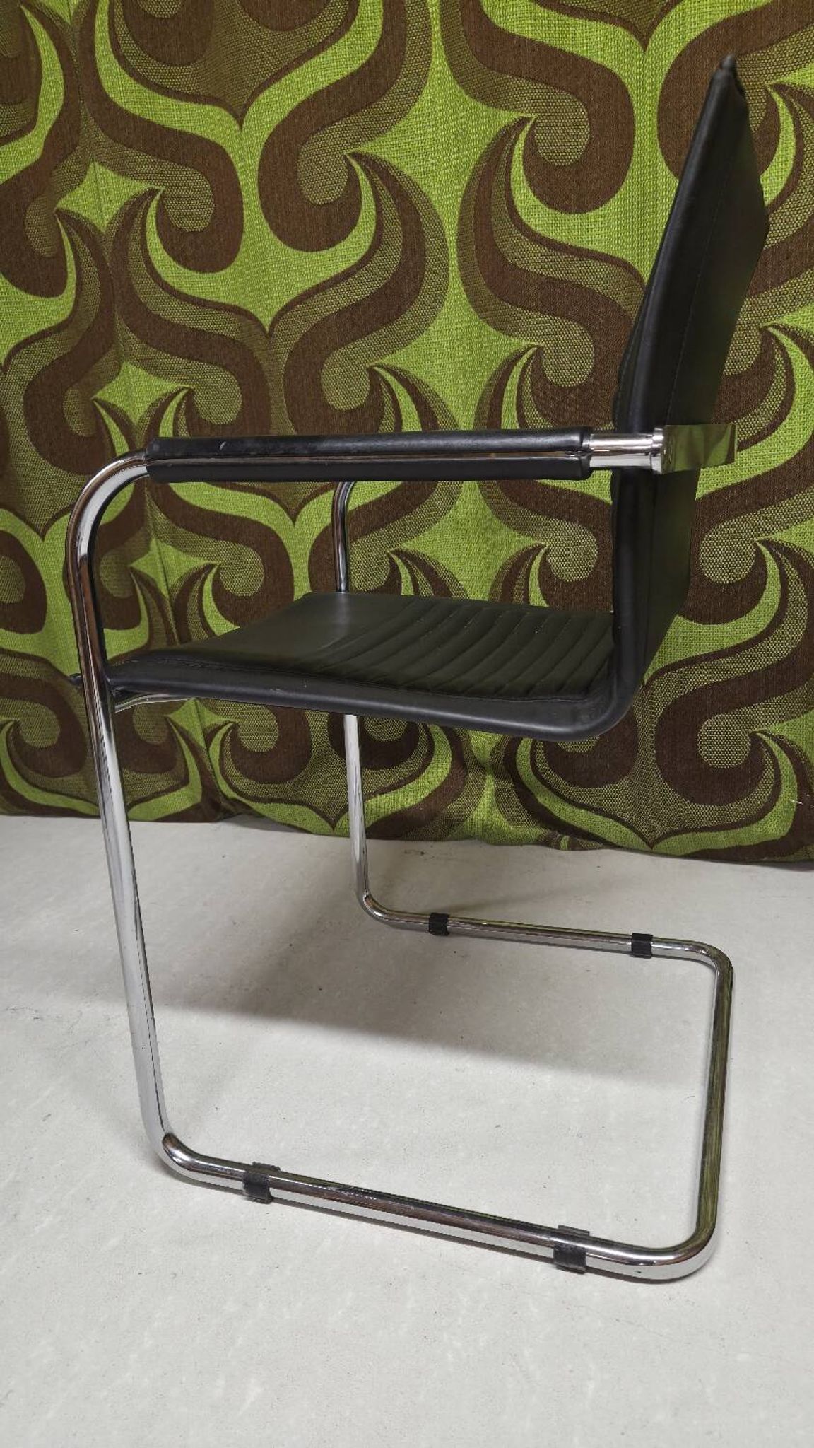 Art Collection vintage leather armchair