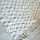 Plain off-white Béni Ouarain Berber rug with checkerboard inlays